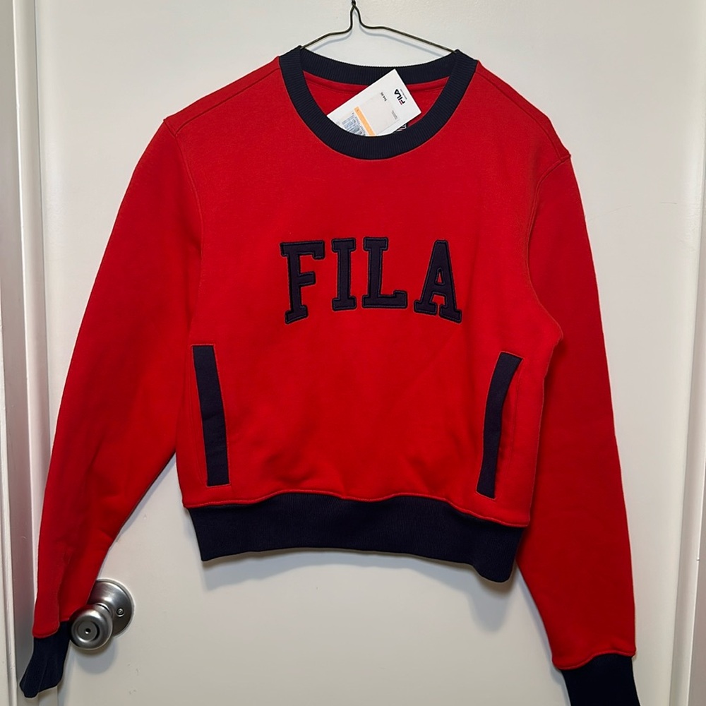 Brand new Fila crewneck!! Size small! Slightly cropped! Super cute! Fila is back